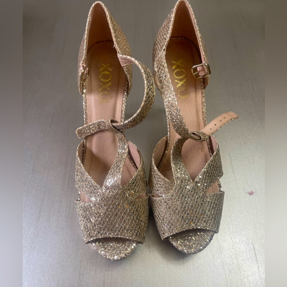 Xoxo Gold glitter heels